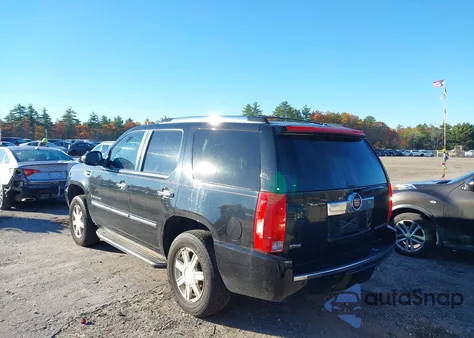 2009 Cadillac Escalade Standard z USA, uszkodzony, nr VIN 1GYFK232X9R143845